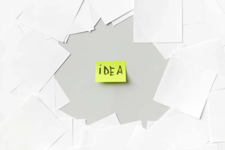 Un entrepreneur inspiré prenant des notes pour illustrer la créativité des entrepreneurs à succès avec Fidelis Coaching.