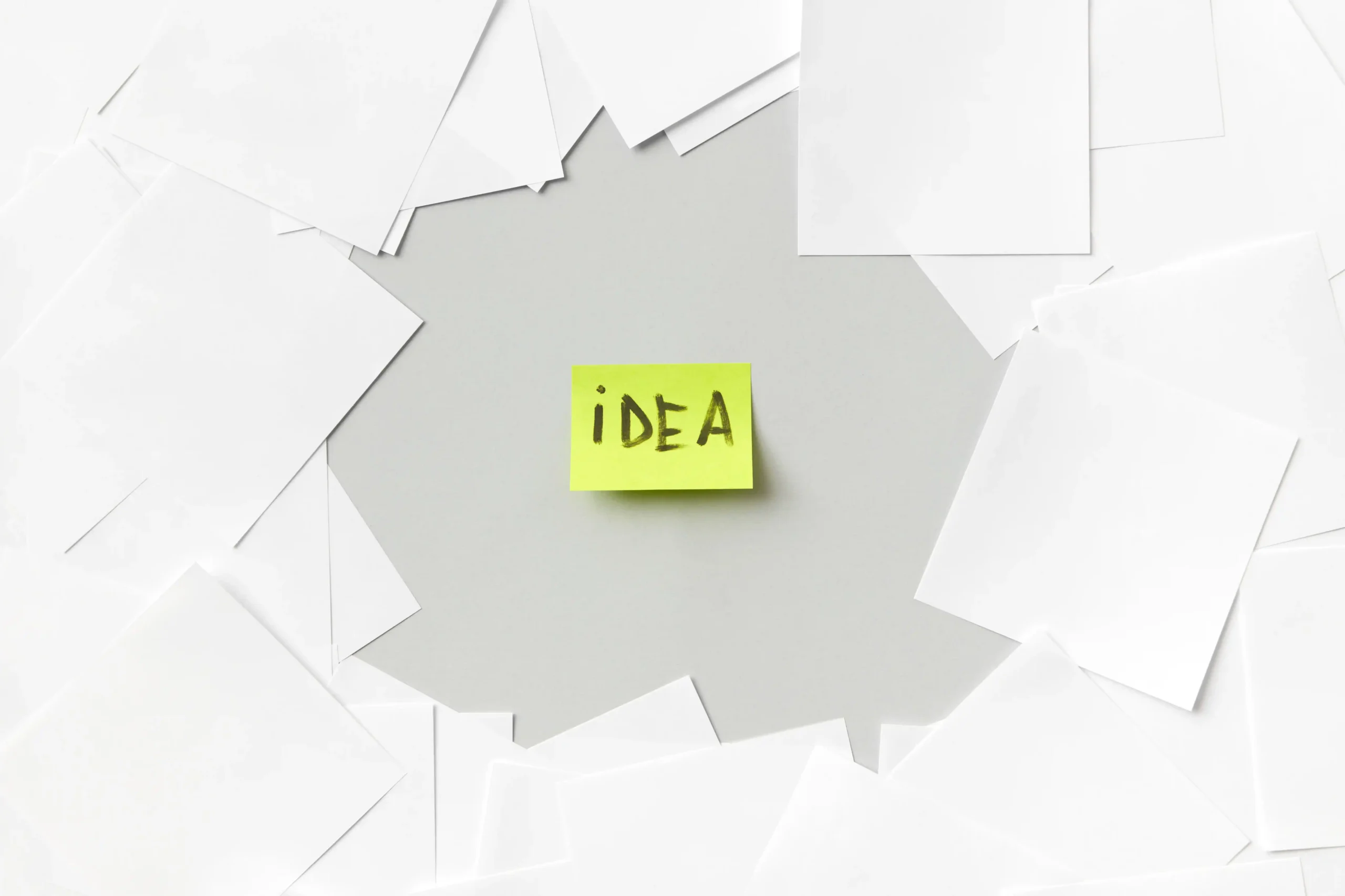 Un entrepreneur inspiré prenant des notes pour illustrer la créativité des entrepreneurs à succès avec Fidelis Coaching.