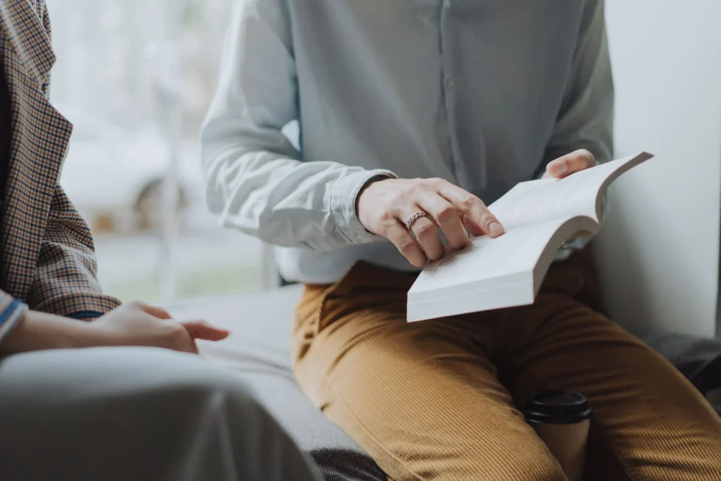 Un dirigeant lisant un livre avec concentration pour illustrer la lecture rapide et la clarté mentale avec Fidelis Coaching.