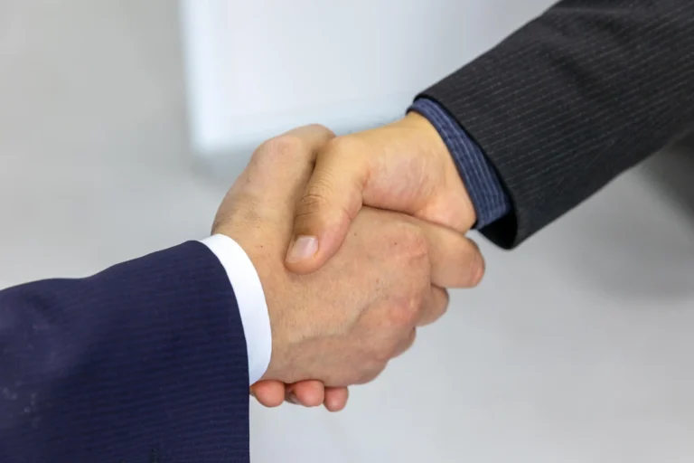 Un professionnel de la vente écoutant attentivement un client pour illustrer comment maîtriser l'art de vendre avec clarté grâce à Fidelis Coaching.